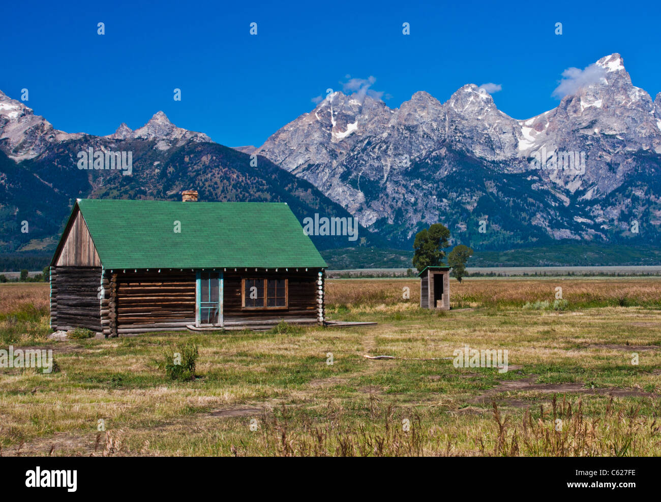 John Moulton Homestead verlassene Farm Gebäude auf 'Mormon Row' mit dem Grand Tetons Mountain Range Grand Tetons National Park in Wyoming. Stockfoto