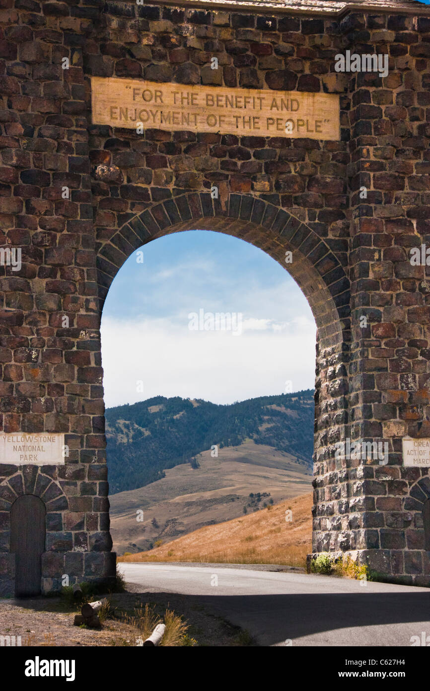 Berühmte Tor am nordwestlichen Eingang (bei Gardiner, Montana) zum Yellowstone National Park. Stockfoto