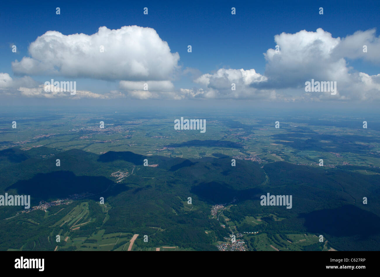 Luftaufnahme des PfalzerWald Naturparks, Haardt Berge und West Rhein River plain. Rheinland Pfalz Region-Deutschland Stockfoto