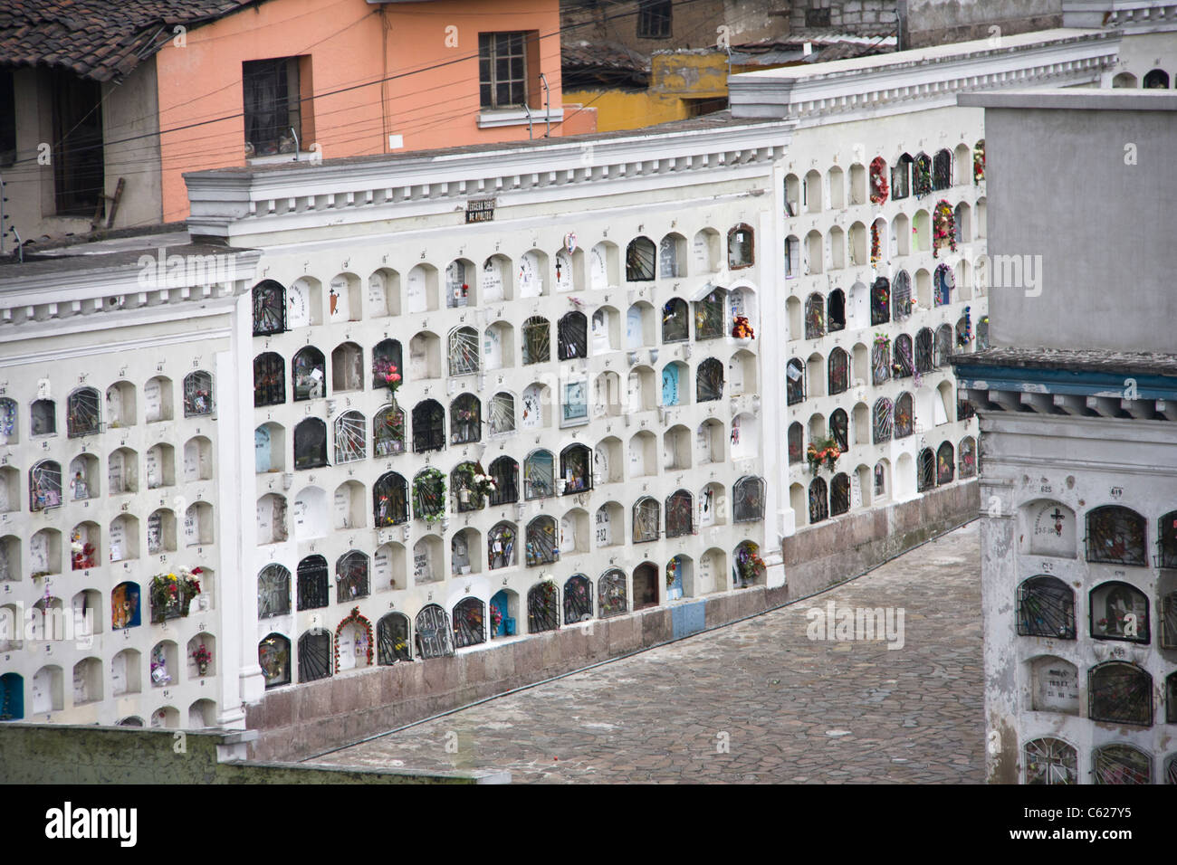 Friedhof Gewölbe in Quito, Ecuador. Raum ist mit einem Aufschlag, so Bestattung in gestapelten Gewölben. Stockfoto