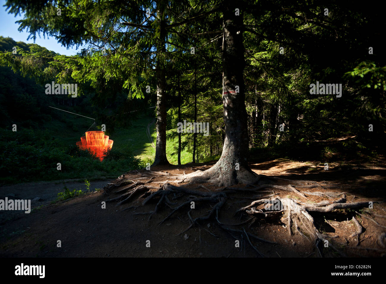 Das Pier Fabre Land Kunstwerk namens "Wakening". Riese ausgesetzt mobile Skulptur mit orangefarbenen Bändern. Stockfoto