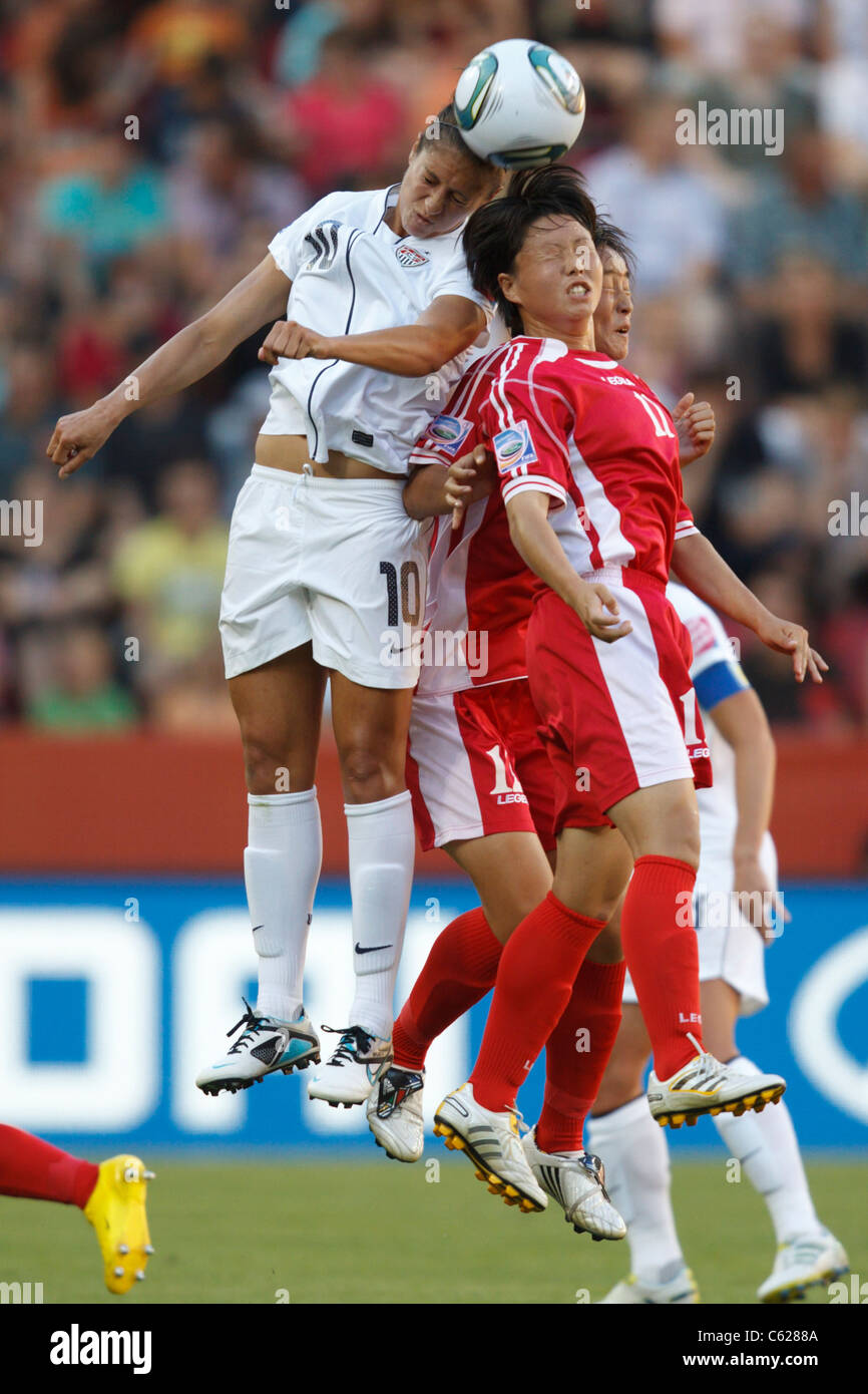 Carli Lloyd der USA (l) und Ye Gyong Ri North Korea (r) springen nach einem Header während einer 2011 Frauen WM-Fußballspiel. Stockfoto