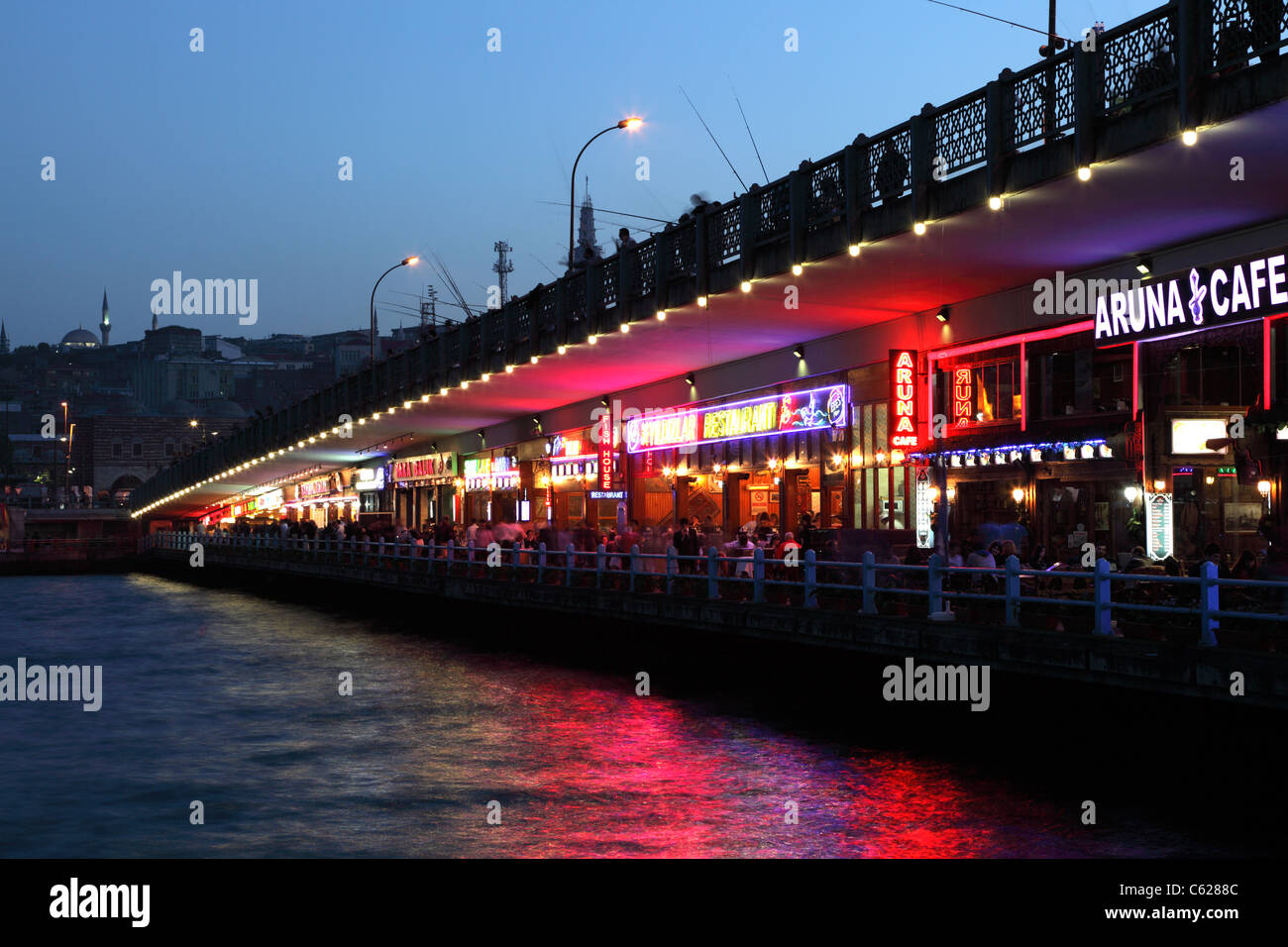 Restaurants in Galata-Brücke in Istanbul, Türkei Stockfoto