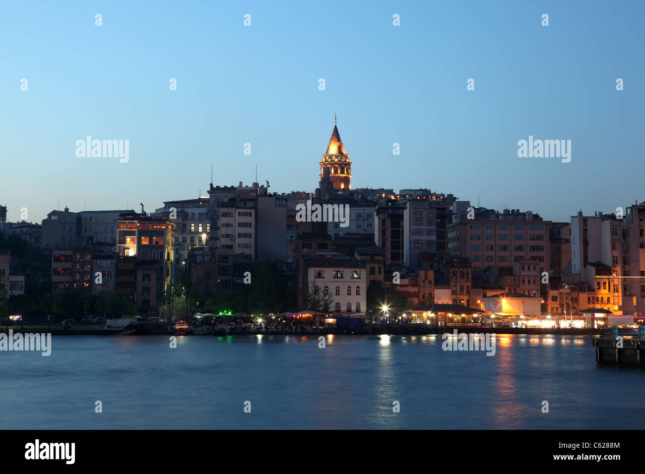 Blick auf Istanbul und Galata Tower bei Nacht Stockfoto