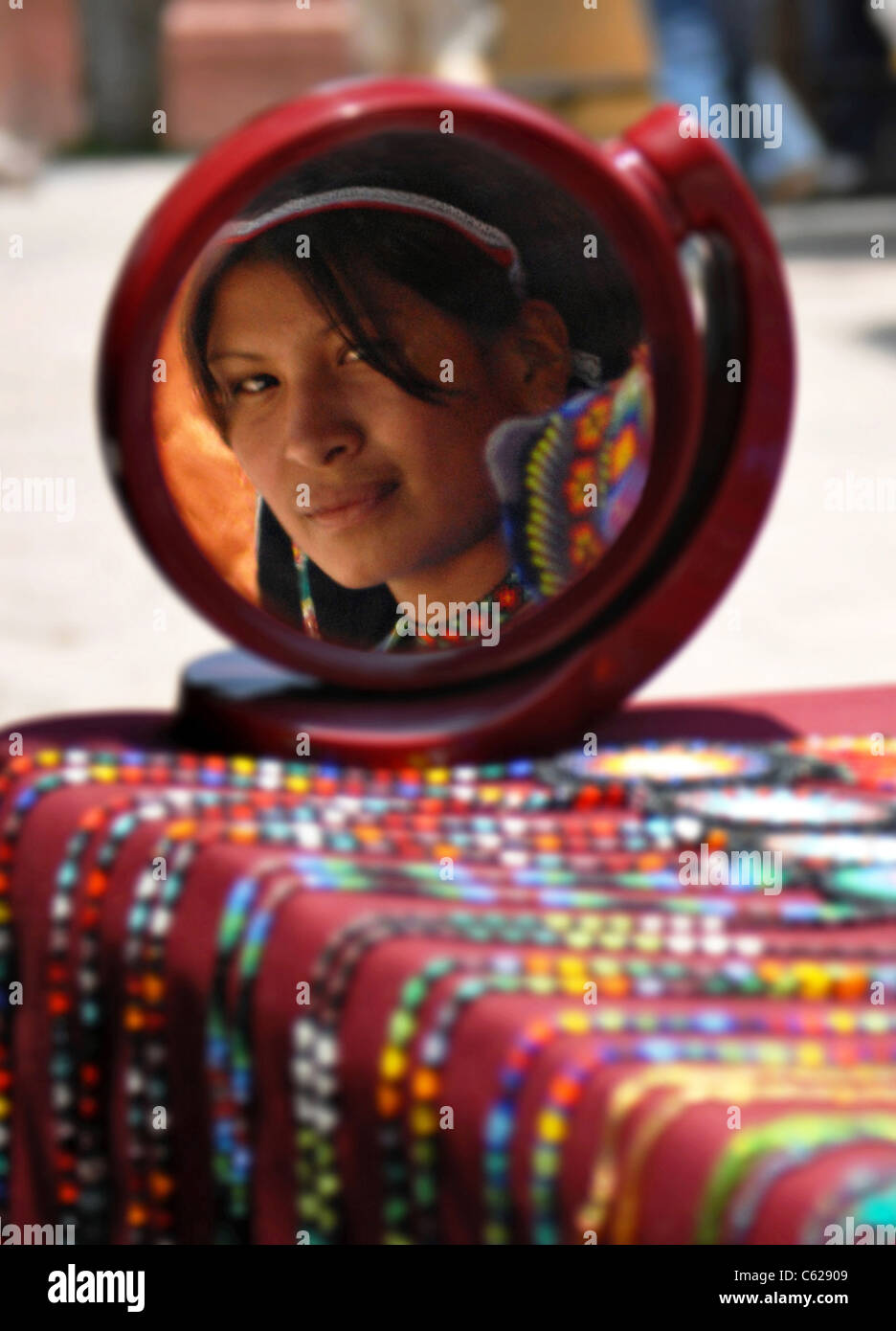 Indigene mexikanische Frau in Spiegel reflektiert. Stockfoto