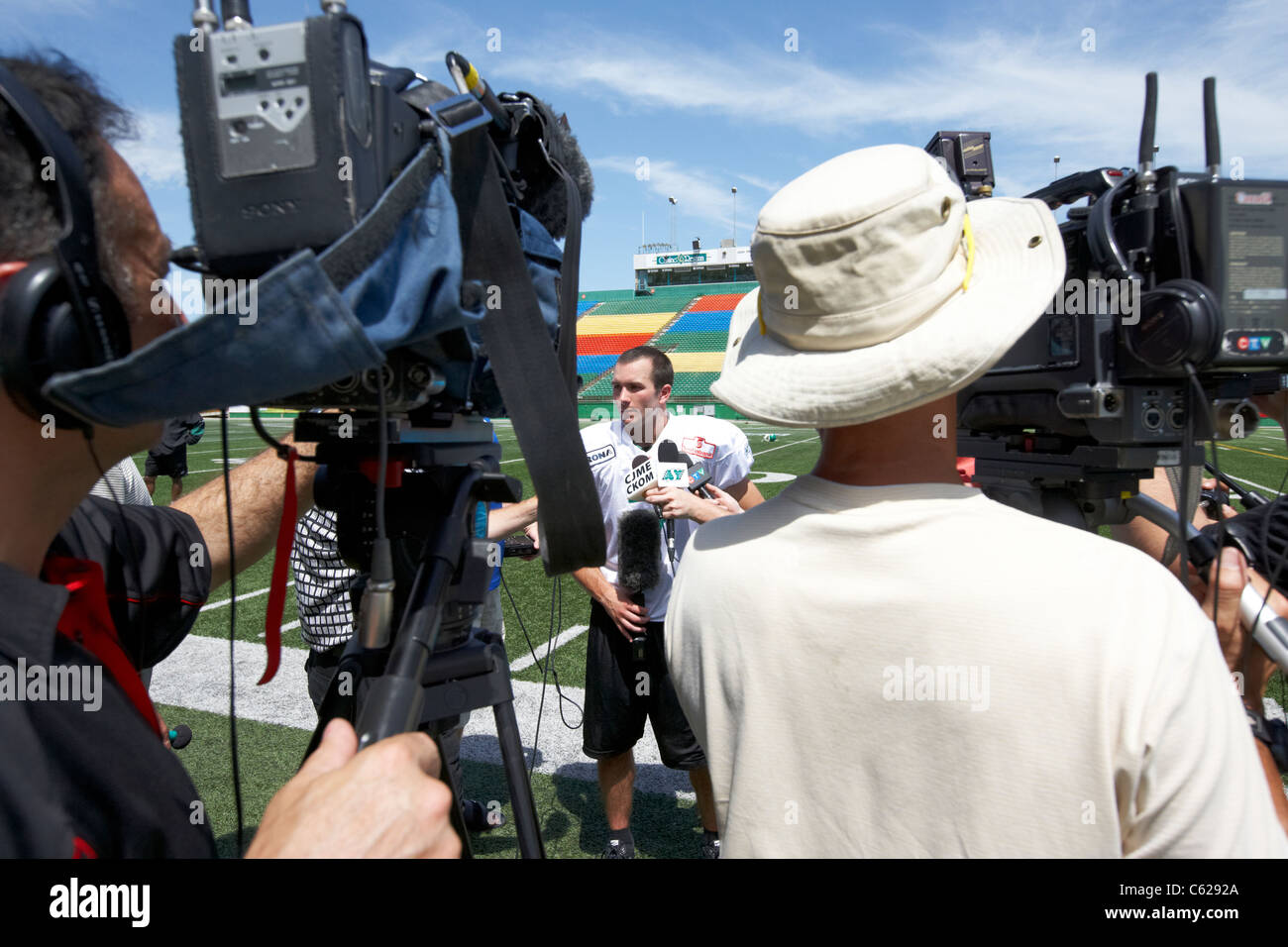 Saskatchewan ehemaliger Slotback Weston Dressler interviewt während der Vorsaison Ausbildung Mosaik Stadion Taylor Feld Regin Stockfoto