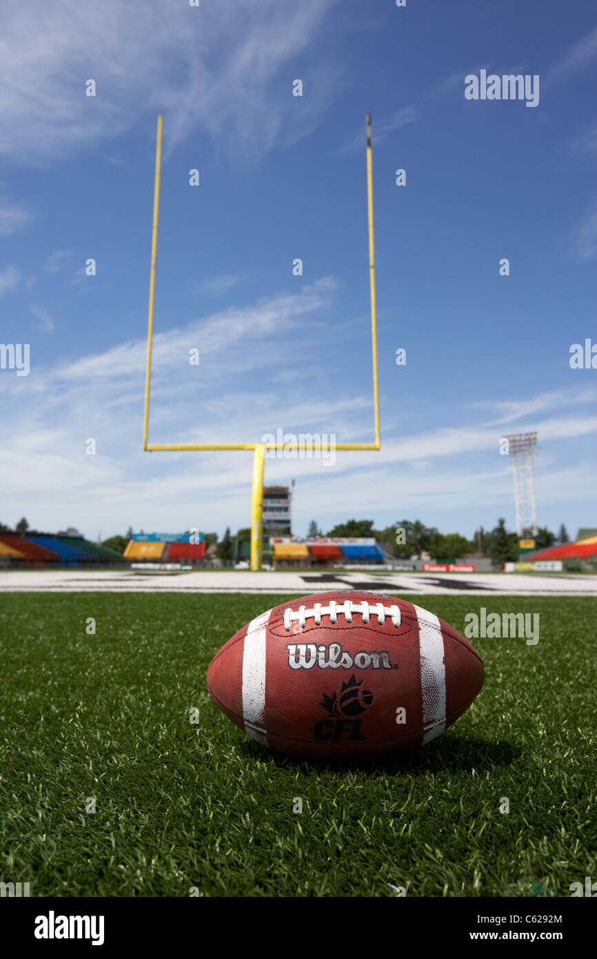 Wilson-Cfl canadian Football vor dem Tor in die Endzone Saskatchewan ehemaliger Tonhöhe Mosaik Stadion Taylor Feld Regina Stockfoto