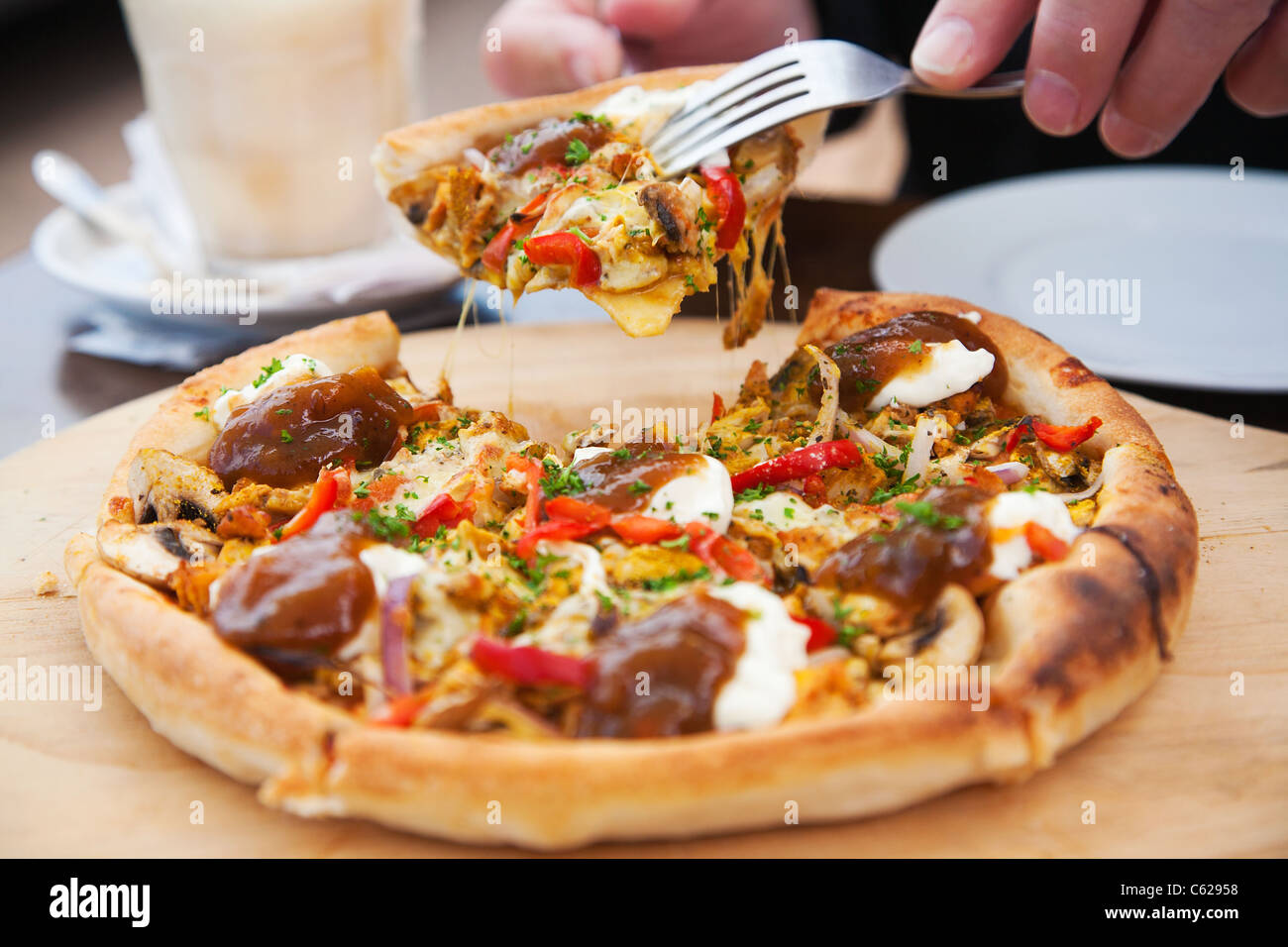 Ein Mann, ein Stück frisch zubereitete Pizza in einem Café serviert. Stockfoto