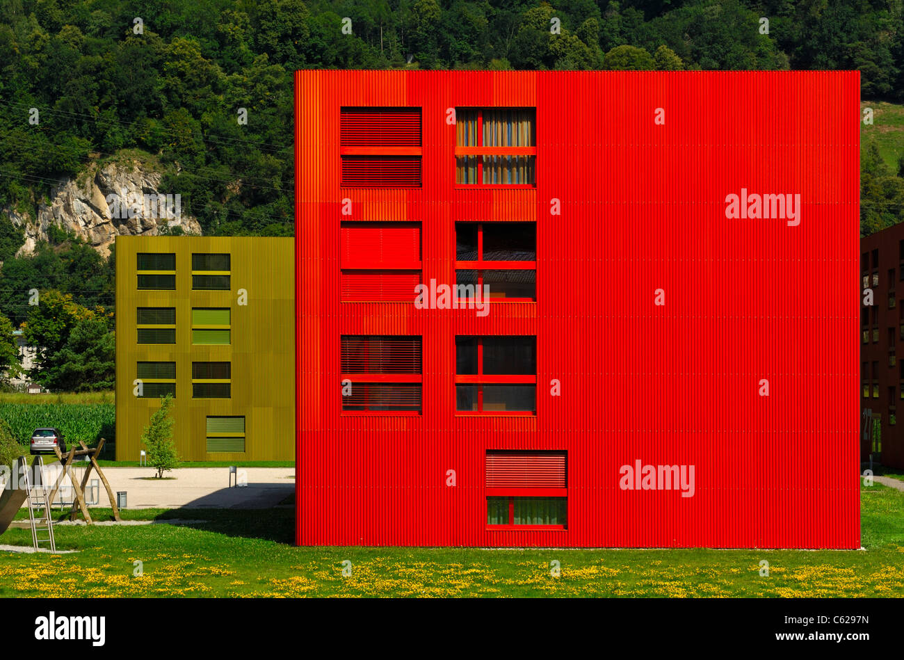 Farbenfrohe Wohnung Gebäude in der Siedlung Les Iles, St-Maurice, Wallis, Schweiz Stockfoto Farbenfrohe Wohnung Gebäude in der Siedlung Les Iles, St-Maurice, Wallis, Schweiz Stockfoto