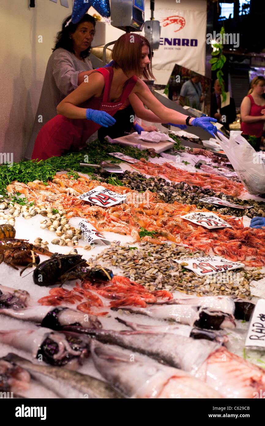 Fisch-Verkäufer auf dem La Boqueria Markt, Barcelona Stockfoto