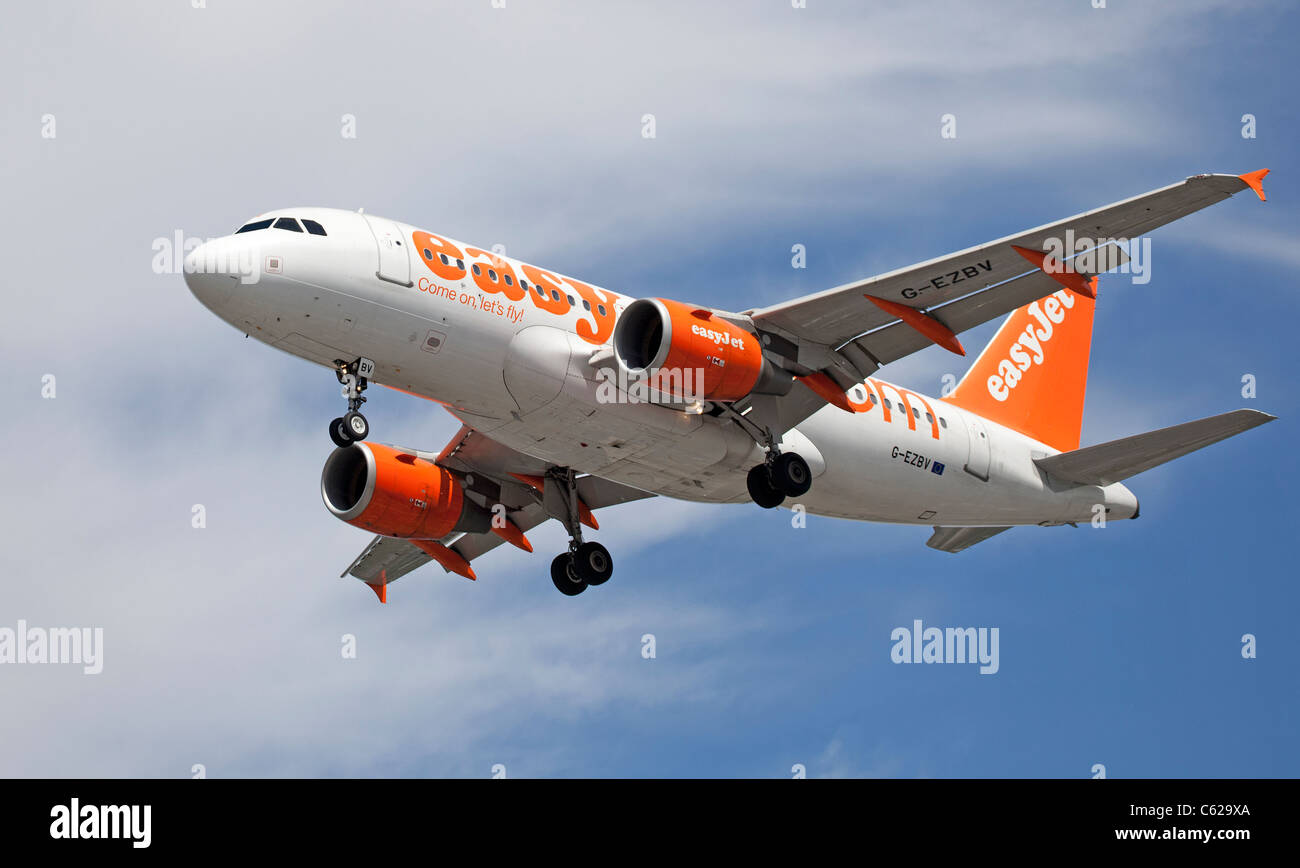EasyJet Flugzeug kommen, um am Flughafen Gatwick, England landen. Stockfoto