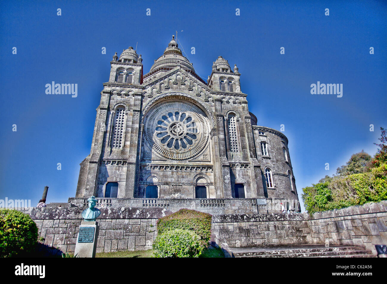 Santa Luzia-Kirche, die majestätisch auf einem Berghang mit Blick auf Viana do Castelo. Stockfoto