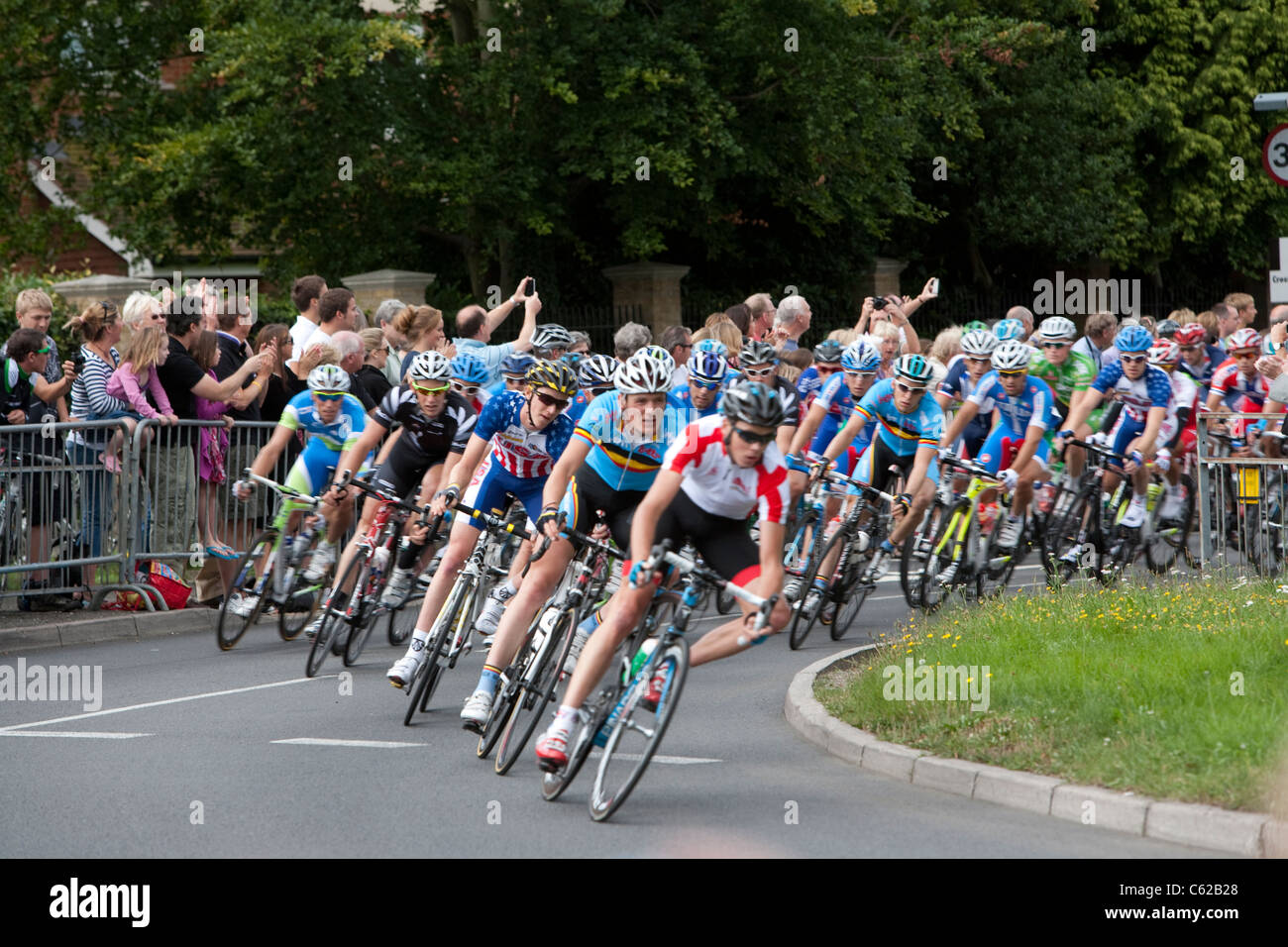 Die Verfolgergruppe in London Surrey Classic wendet sich scharf links aus Dorking und Kopf nach unten die A24 Box Hill Stockfoto