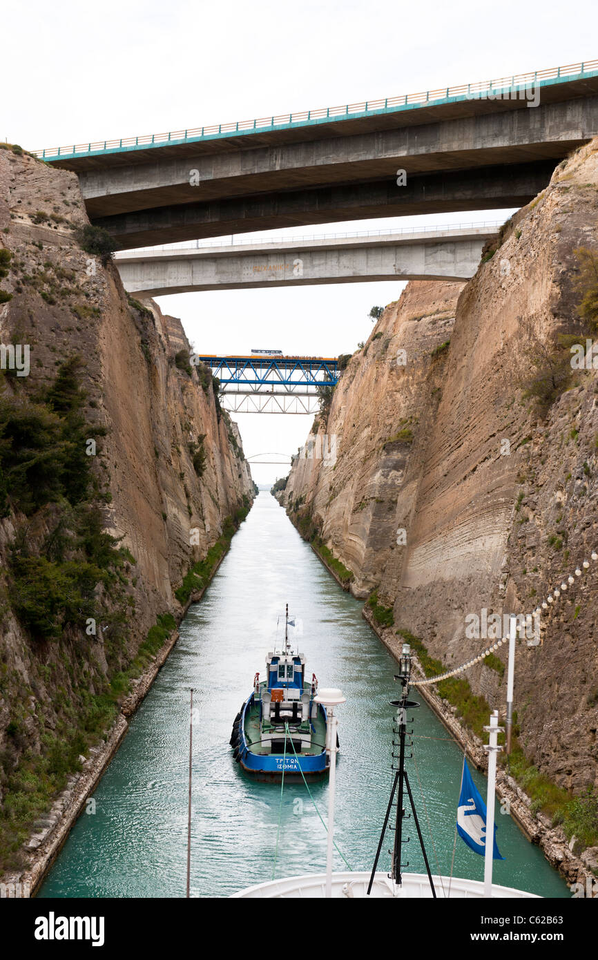 Kanal von Korinth, Ansätzen, Verknüpfung von Ionischen Meer mit ägäischen Meere, durch Kanal mit Minerva Kreuzfahrtschiff, Swan Hellenic, Griechenland Stockfoto