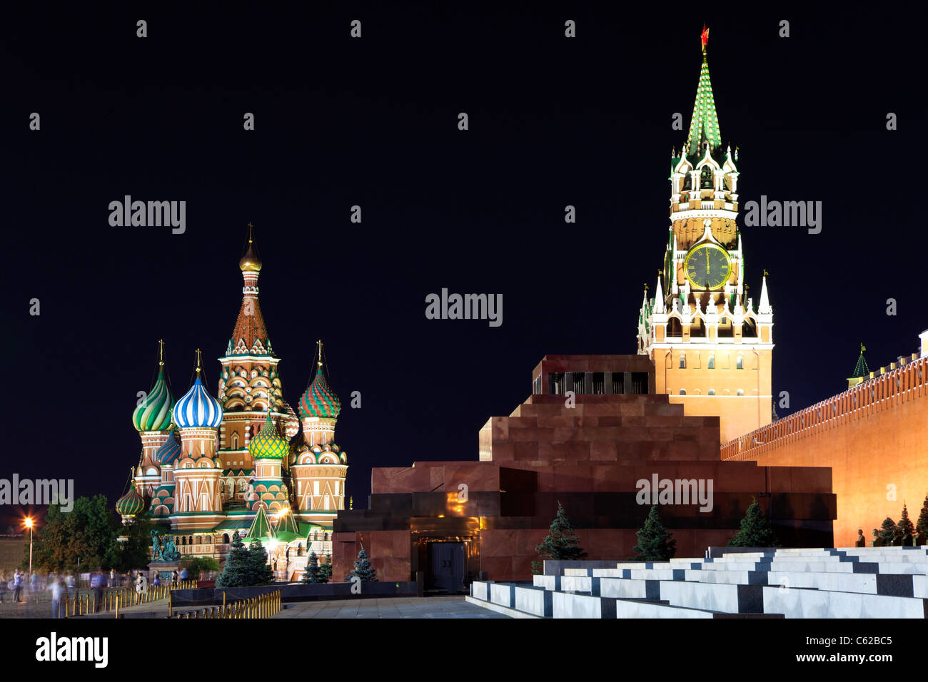 Rotes Quadrat in der Nacht. Ansicht der Basilius Kathedrale, der Spasski-Turm und das Mausoleum von Lenin. Moskau. Russland. Stockfoto