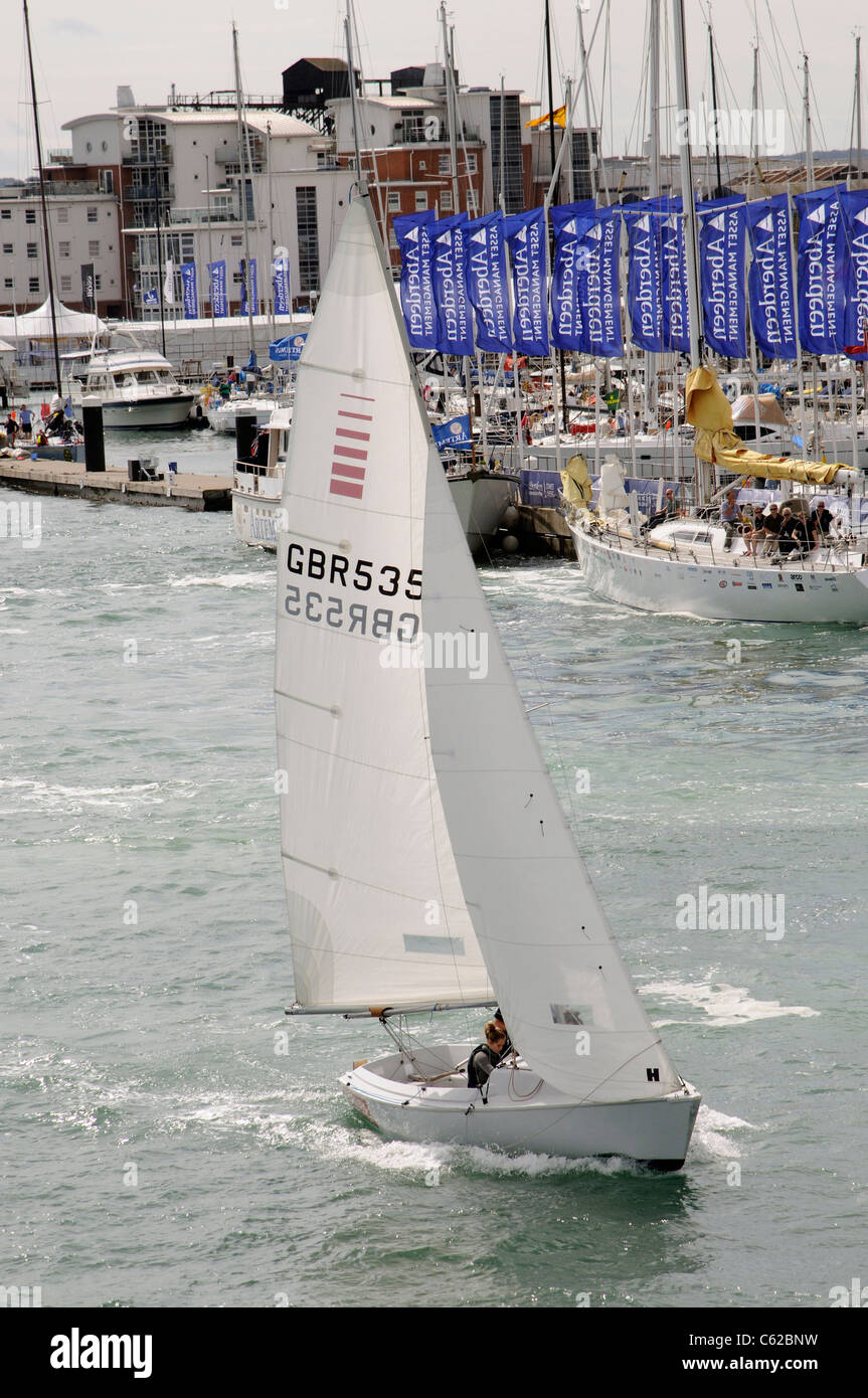 Segelboot im Gange auf der River Medina in Cowes Woche Kulisse von Cowes Waterfront Isle Of Wight England UK GBR535 Stockfoto