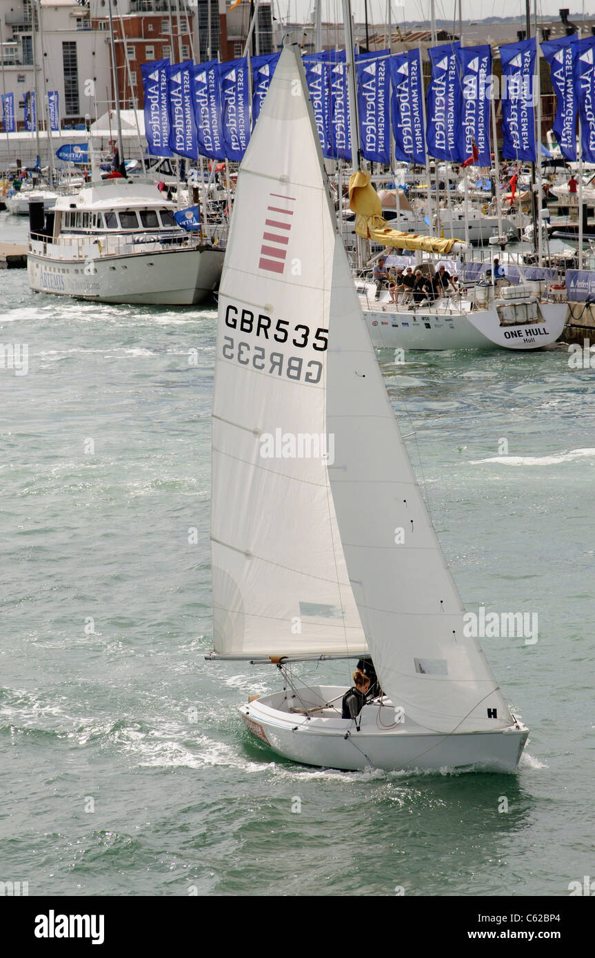 Segelboot im Gange auf der River Medina in Cowes Woche Kulisse von Cowes Waterfront Isle Of Wight England UK GBR535 Stockfoto