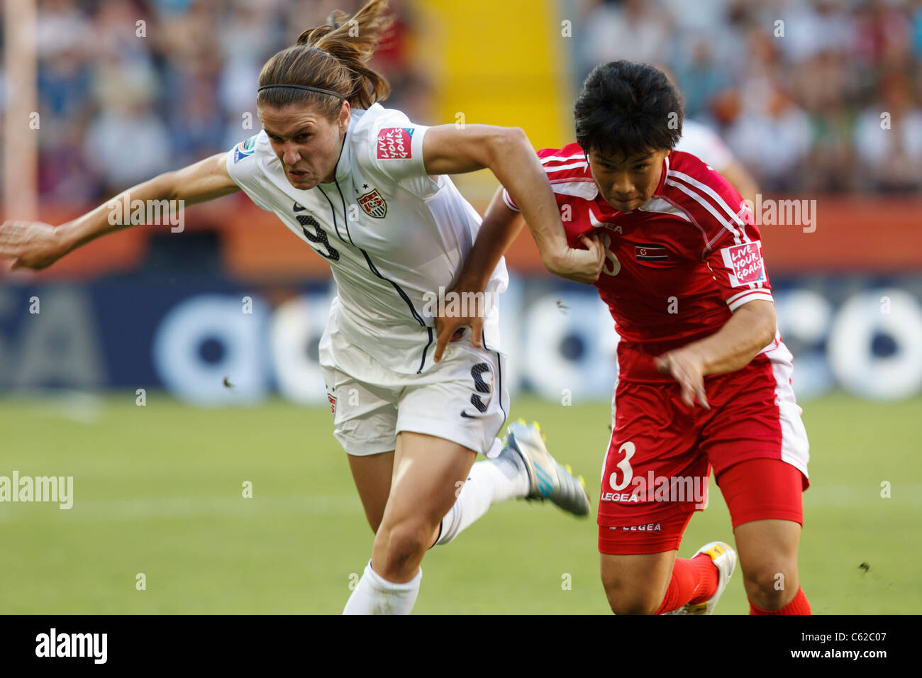 Heather O'Reilly der USA (l) und Un Byol Ho von Nordkorea Kampf um den Ball während einer 2011 Frauen WM-Fußballspiel. Stockfoto