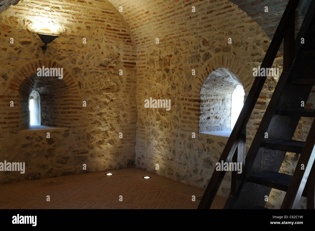 Windows - Innenraum Wachturm gehören an die Wand von ALCALA DE HENARES (13 th). Spanien Stockfoto