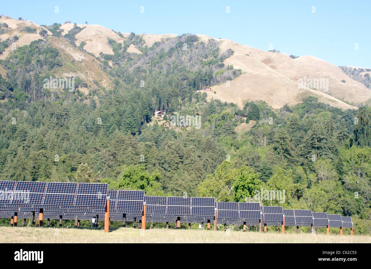 Sonnenkollektoren im Post Ranch Inn in Big Sur, Kalifornien, mit den Santa Lucia Mountains im Hintergrund Stockfoto