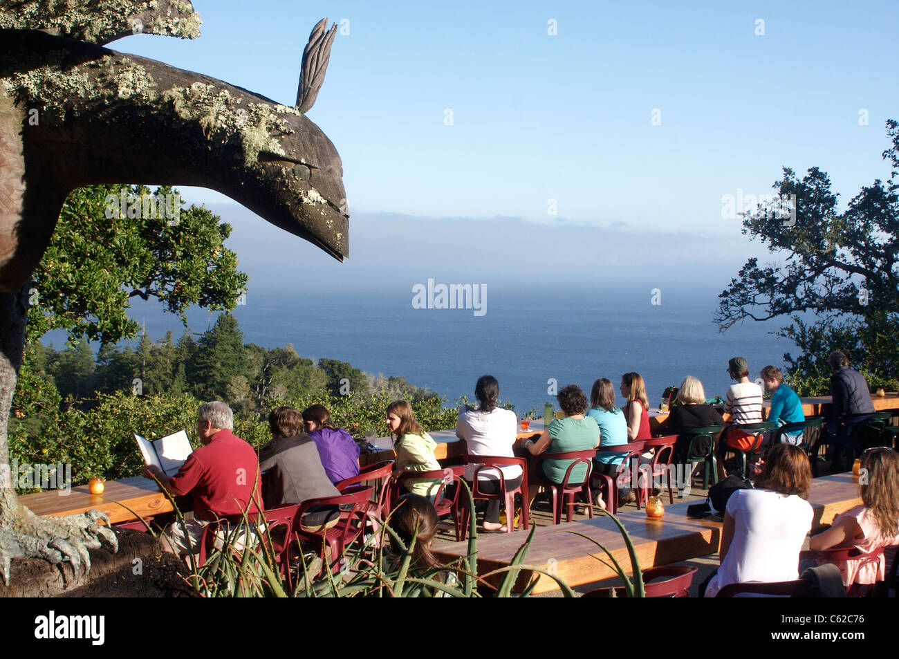 Touristen sehen Sie den Pazifik vom Deck das Nepenthe Restaurant in Big Sur, Kalifornien Stockfoto
