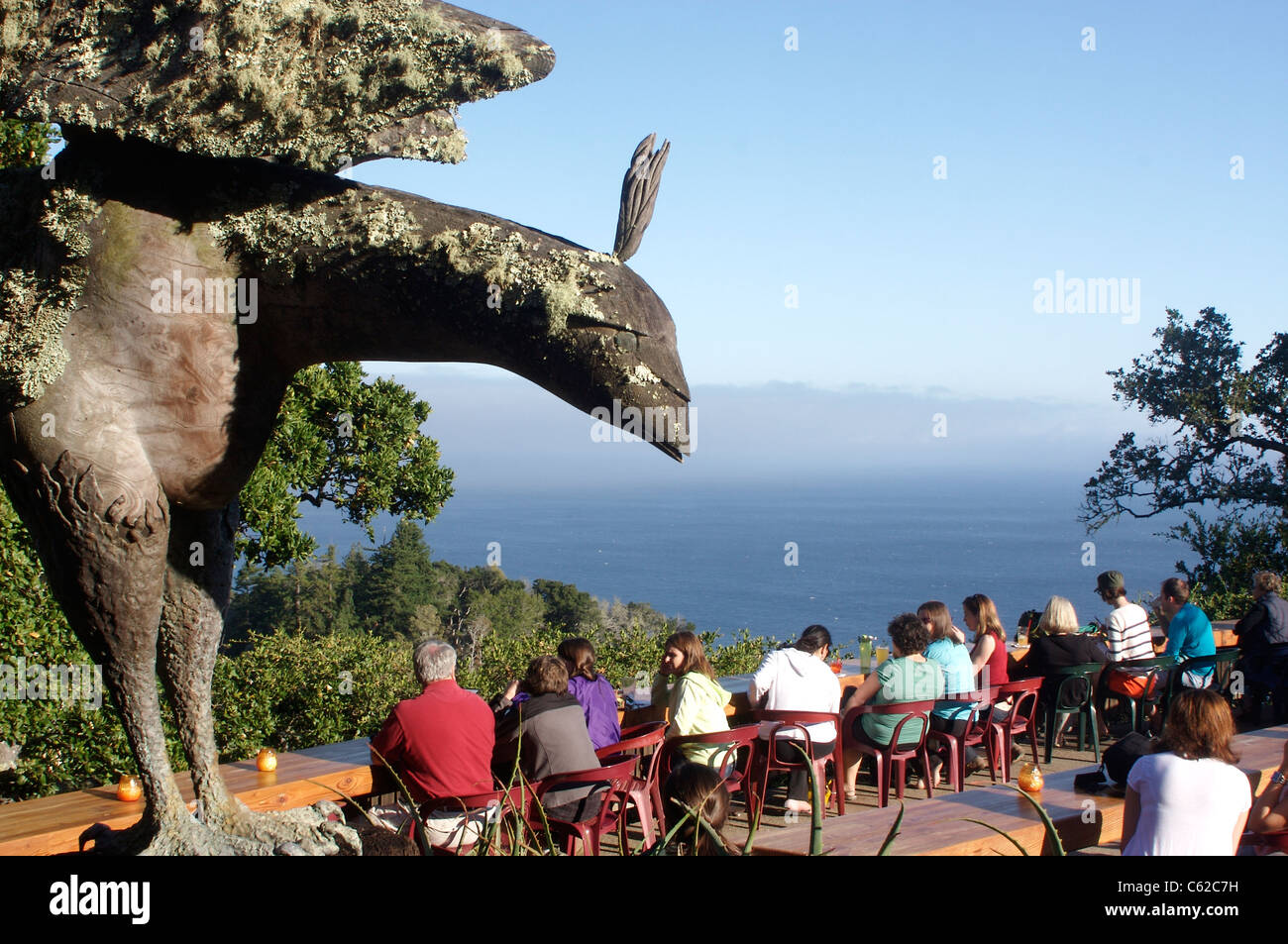 Touristen sehen Sie den Pazifik vom Deck das Nepenthe Restaurant in Big Sur, Kalifornien Stockfoto