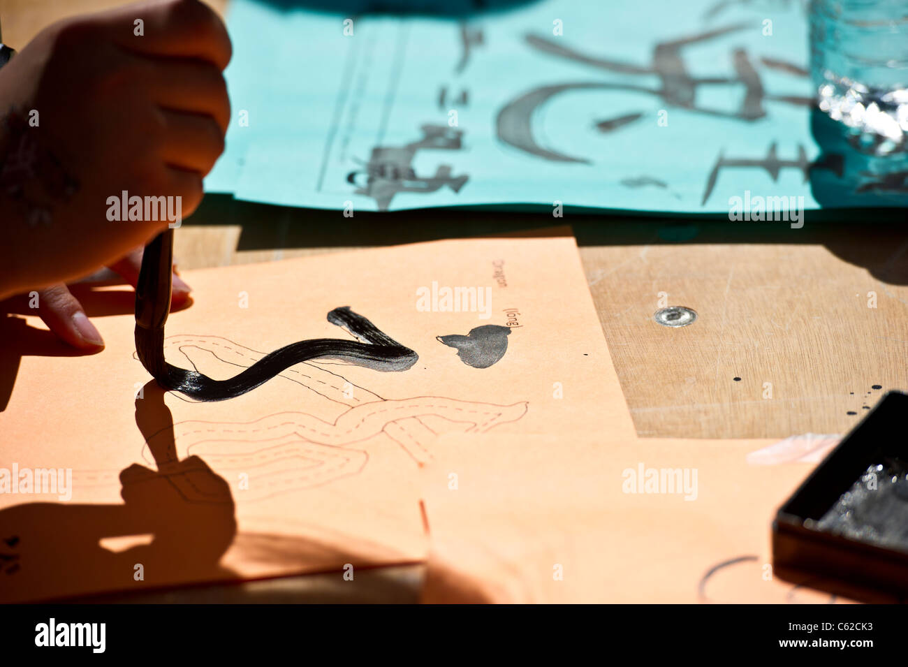 Chinesische Kalligraphie lernen in Calgary Chinatown Stockfoto