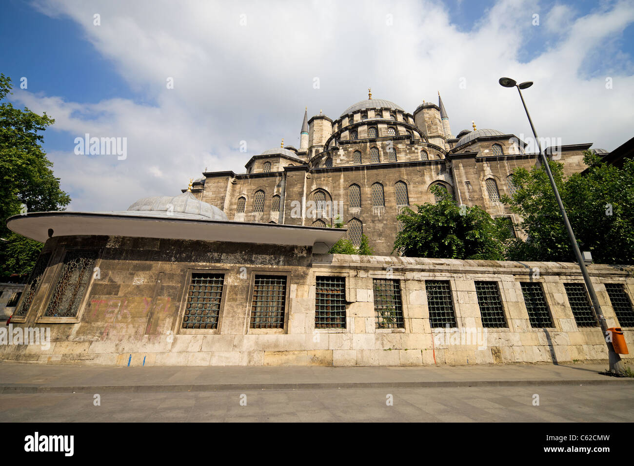 Die neue Moschee (Yeni Valide Camii), die Außenarchitektur eine osmanische imperiale Moschee in Istanbul, Türkei, Eminönü Bezirk. Stockfoto