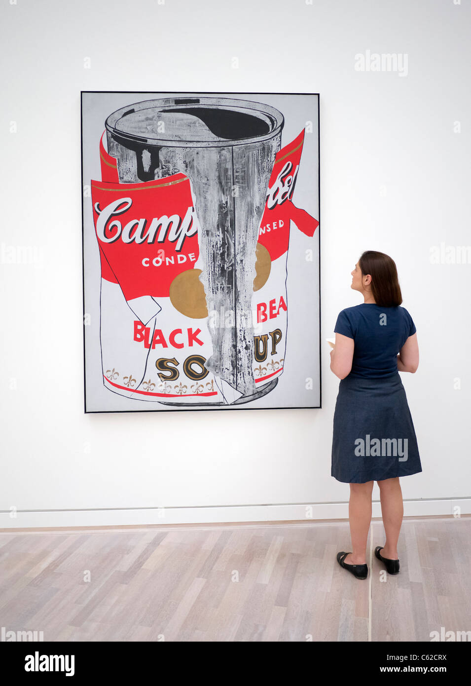Frau, die im Kunstmuseum K20, Kunstsammlung am Grabbeplatz Düsseldorf, das Gemälde „Big Torn Campbell's Soup Can“ (Schwarze Bohnen) anschaut Stockfoto