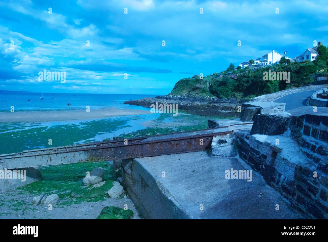 Hafen und Strand von Port Mellon in Cornwall, die mit Kunstlicht einstellen Stockfoto