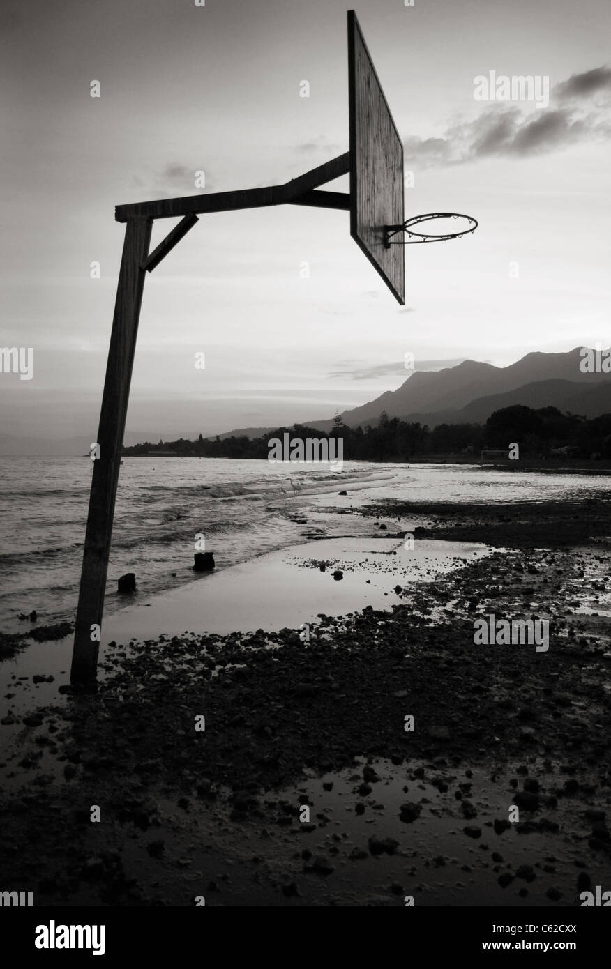 Basketballkorb und die wunderschöne Landschaft am Chapala See in Mexiko Stockfoto