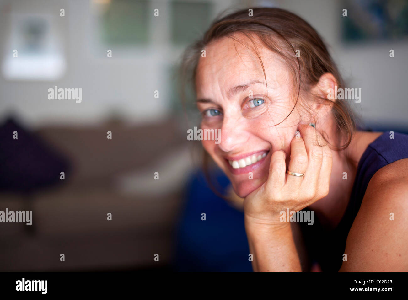Frau 40er Lächeln auf den Lippen, auf der Suche nach entspannt und glücklich Stockfoto