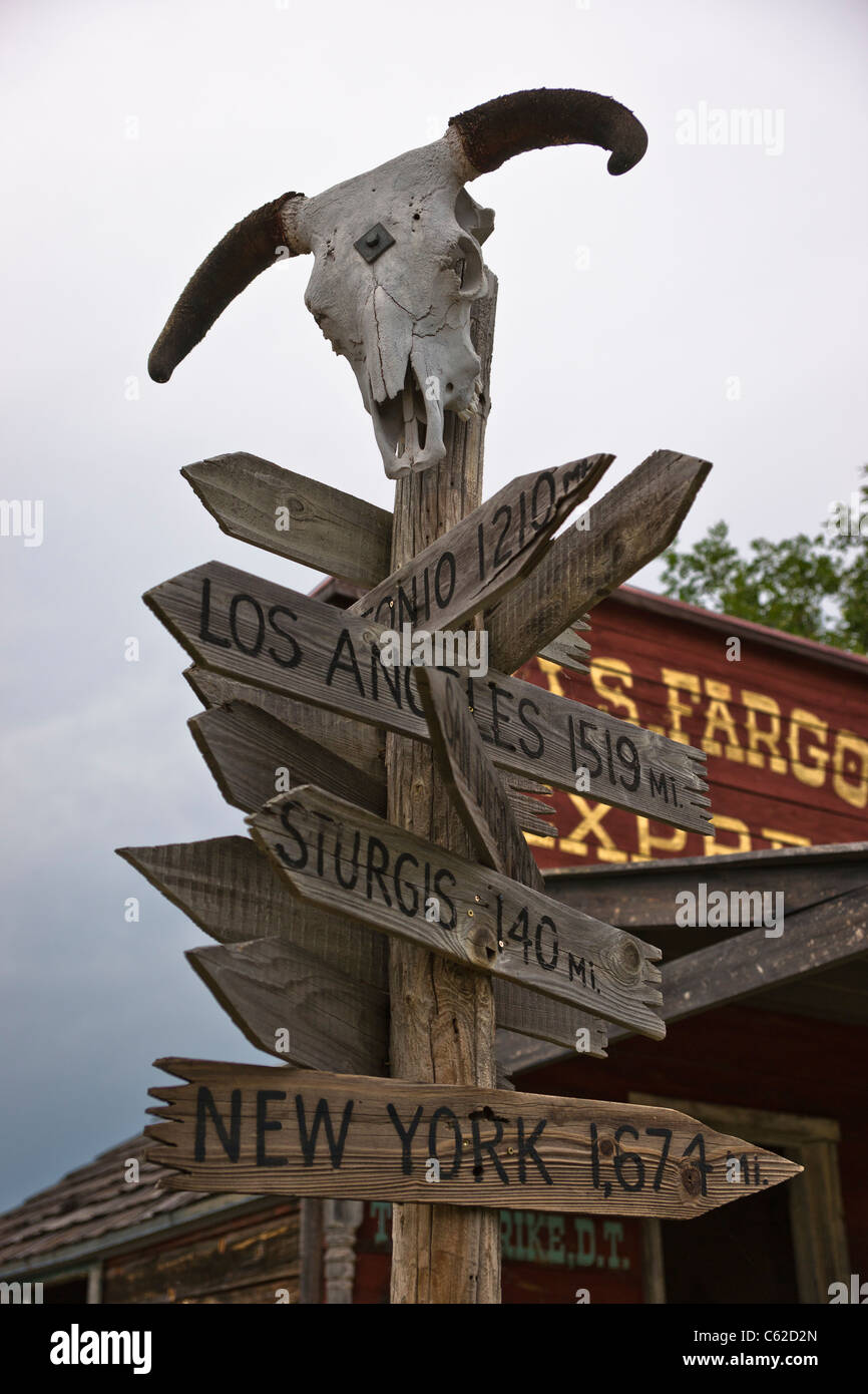 1880 historische Wildwest-Stadt in South Dakota bei Murdo. Altes hölzernes Straßenschild und Büffelschädel waagerecht niemand Hi-res Stockfoto