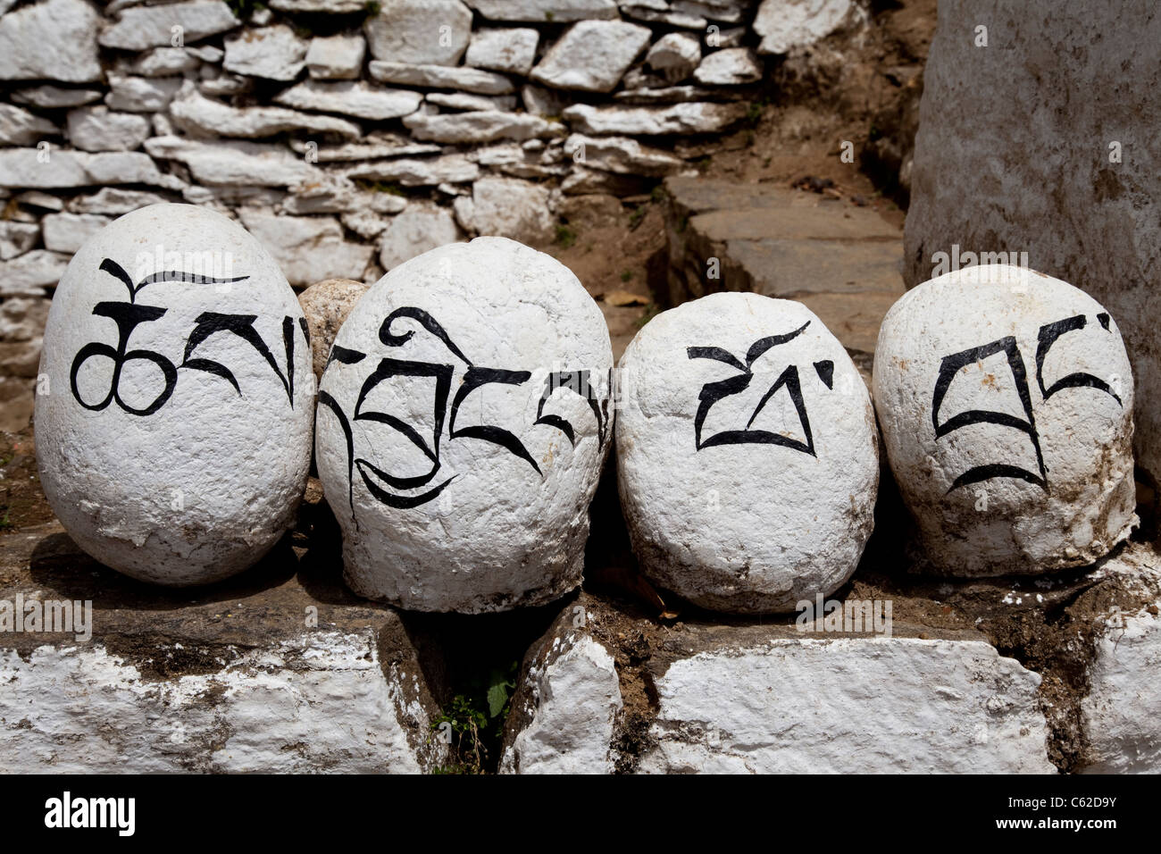 Bemalten Steinen mit dem Namen "Tango Goemba" (Pferdekopf) am Eingang des Klosters in Bhutan, Südost-Asien. Stockfoto