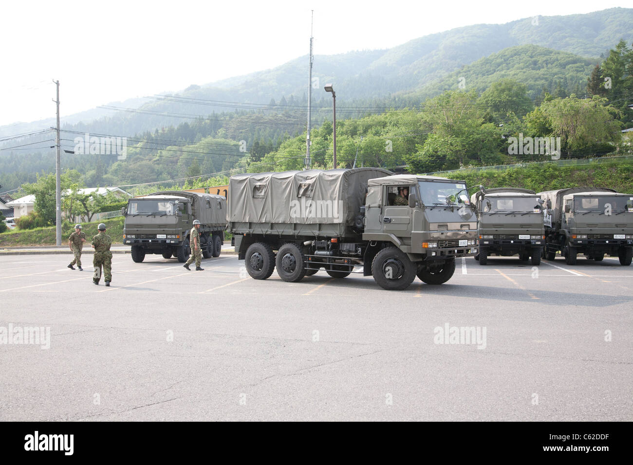 Japanische militärische Fahrzeuge geparkt sind an einer Raststätte zwischen Hanamaki und Kamaishi, Japan, Juni 2011. Stockfoto