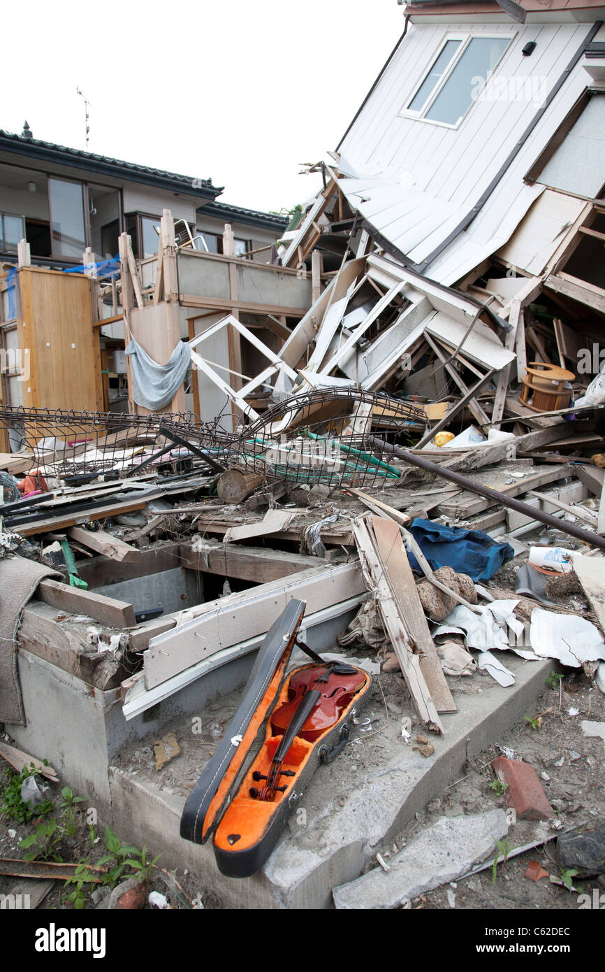 Eine Geige sitzt vor einem Tsunami zerstört Haus in Kamaishi, Japan, Juni 2011. Stockfoto