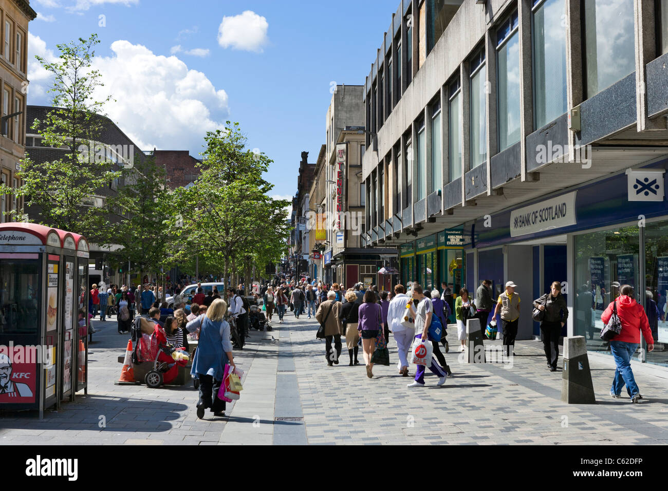 Geschäfte auf der Sauchiehall Street in der City Centre, Glasgow, Schottland, Großbritannien Stockfoto