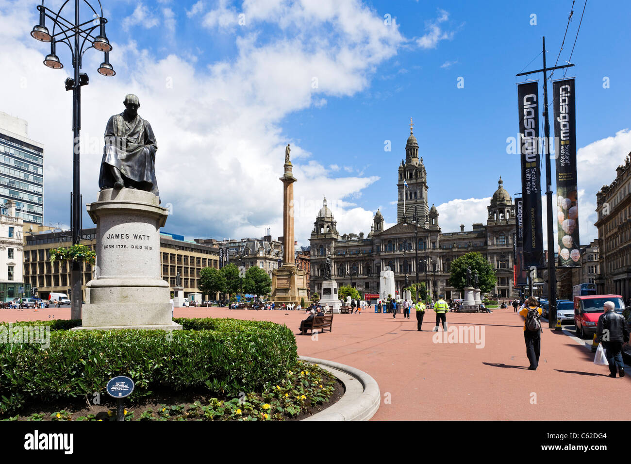 George Square im Zentrum Stadt mit City Chambers im Hintergrund und Statue von James Watt im Vordergrund, Glasgow, Schottland, UK Stockfoto
