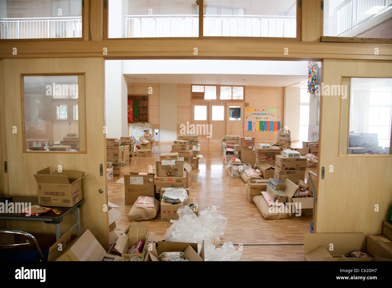 Nahrung für evakuierte Ransitioning aus dieser Notunterkunft zu Notunterkünften sind gestapelt in einer Grundschule. Stockfoto