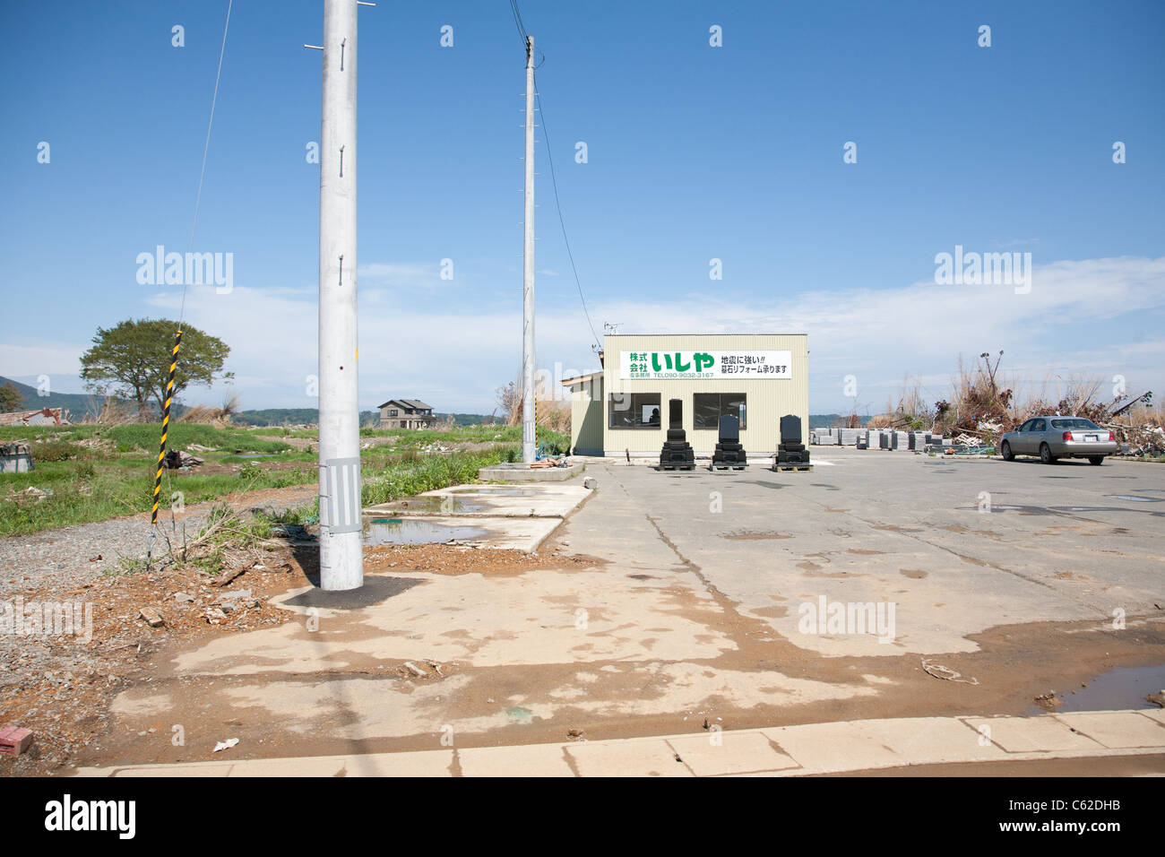 Ein Grabstein-Shop ist der einzige Open-Shop auf dieser Strecke in diesem Bereich durch den Tsunami beschädigt. Stockfoto