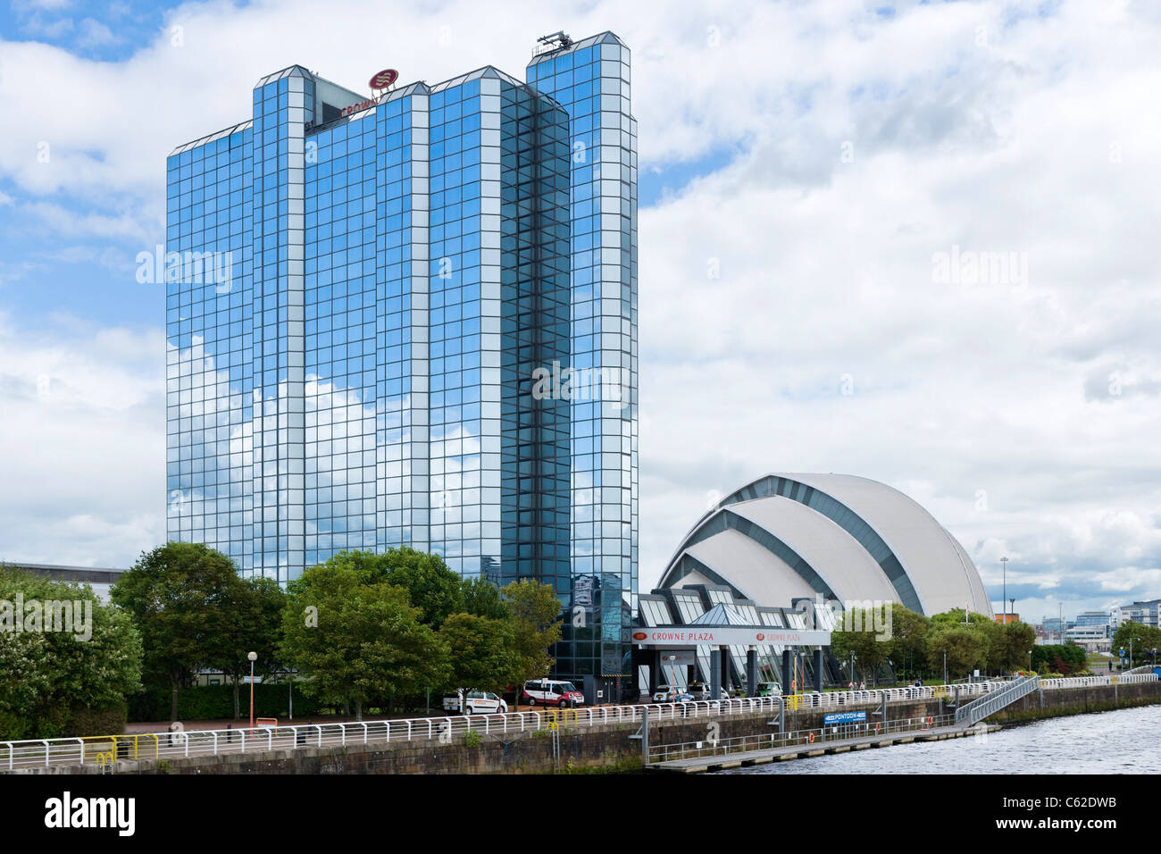 Das Crowne Plaza Hotel mit "Armadillo" (Clyde Auditorium) hinter, River Clyde, Glasgow, Scotland, UK Stockfoto