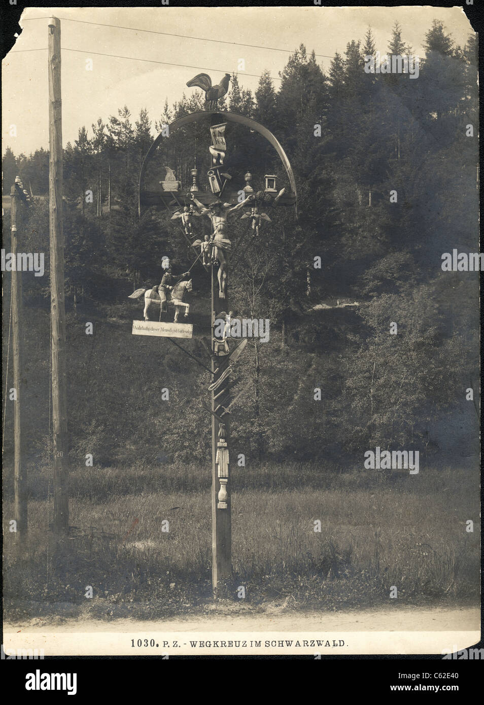 Eine lateinische Kreuz mit einer stilisierten INRI-Tafel im Schwarzwald Stockfoto
