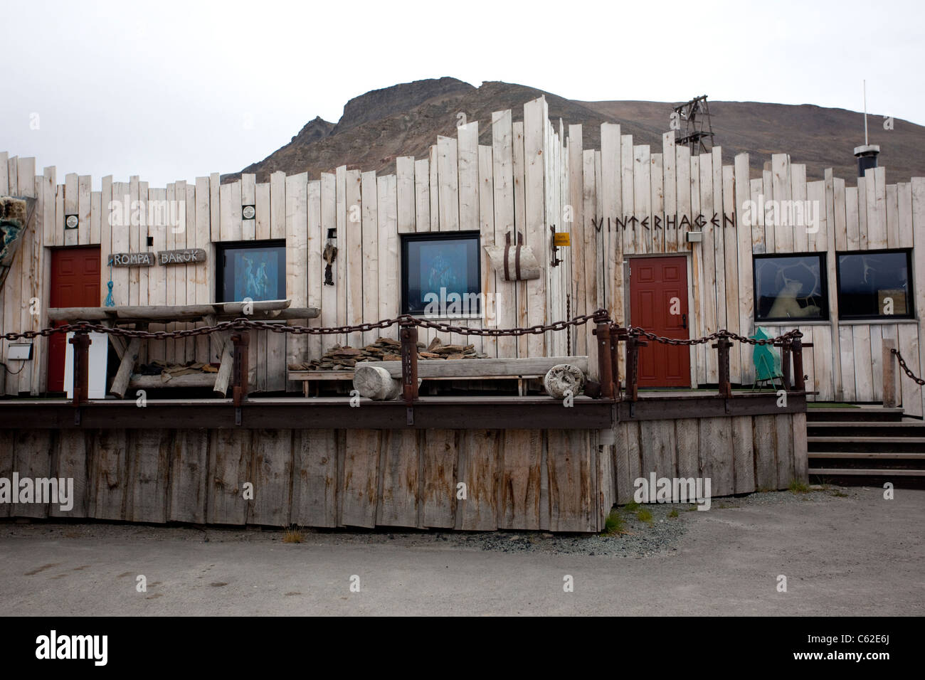 Bild zeigt Mary-Anns Polarrigg Hotel in Longyearbyen, größte Siedlung der Inselgruppe Svalbard, Norwegen. Foto: Jeff Gilbert Stockfoto
