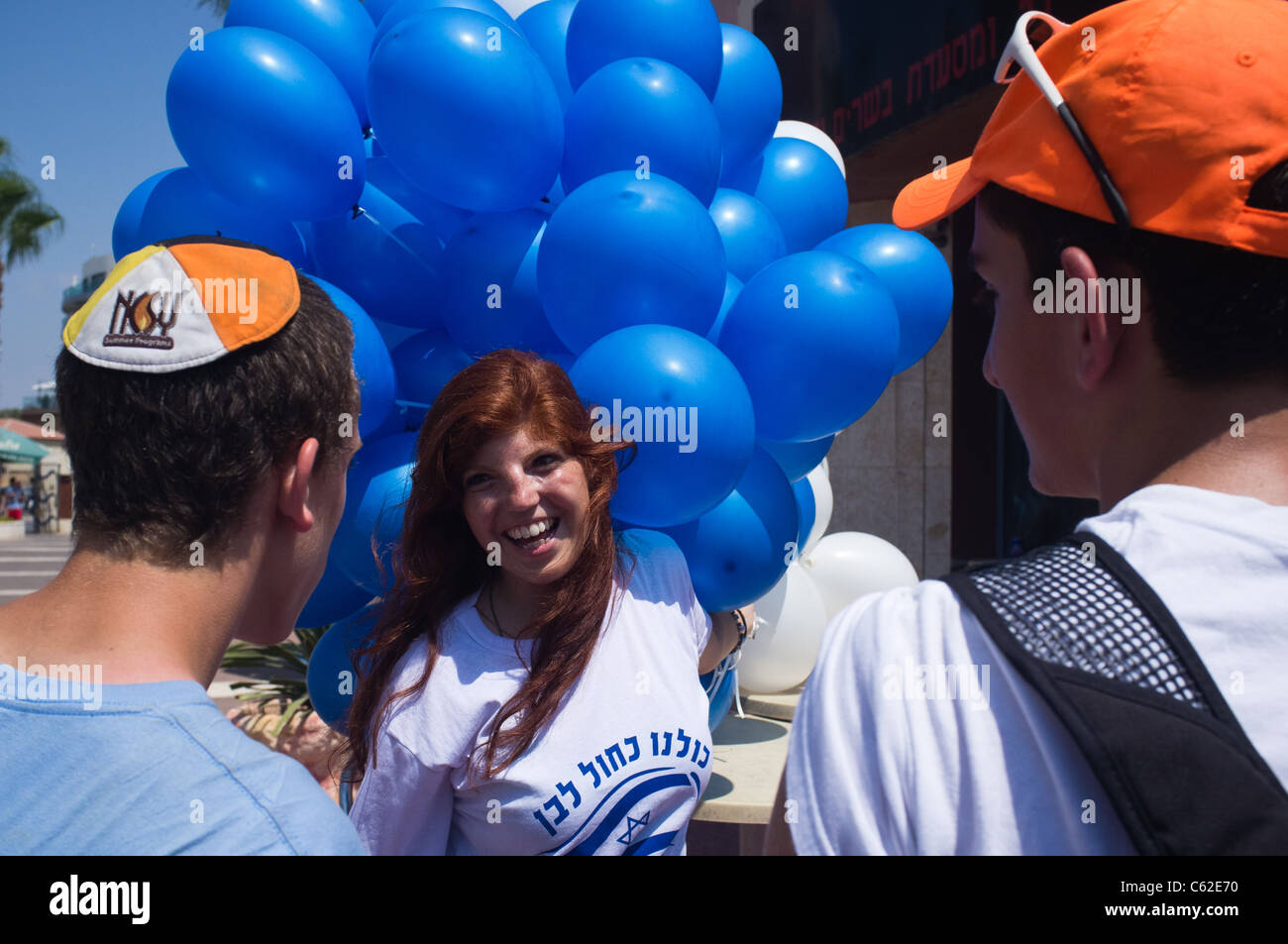 Jüdische Jugendliche aus rund um die Welt nehmen vorbereiten "blau und weiß-Flottille". Ashkelon, Israel. 14.08.2011. Stockfoto