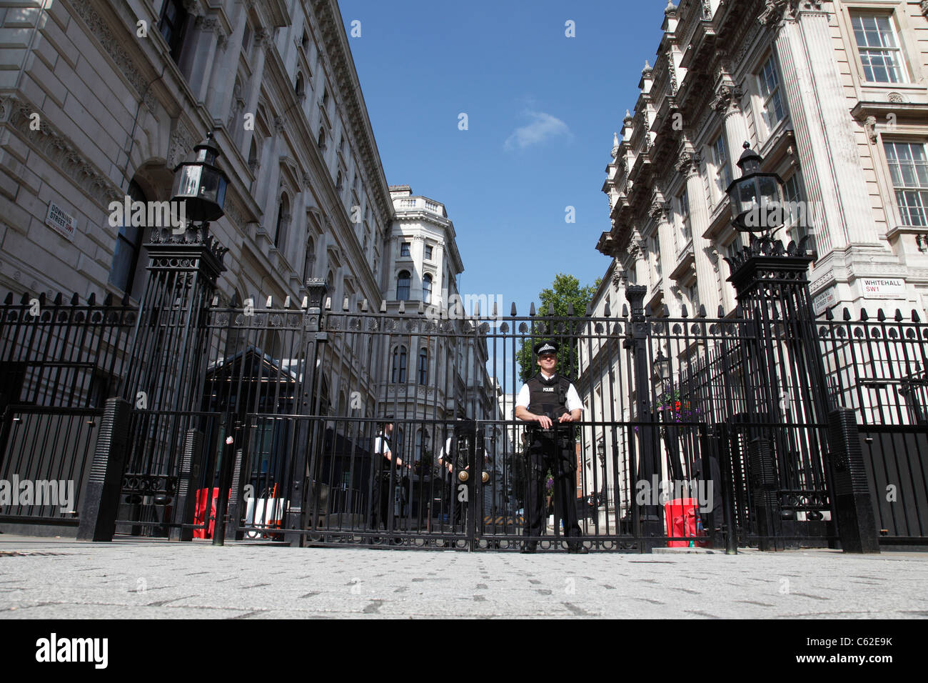 Bewaffnete Polizei Wache Eingang zur Downing Street, Westminster, London, England, Vereinigtes Königreich Stockfoto