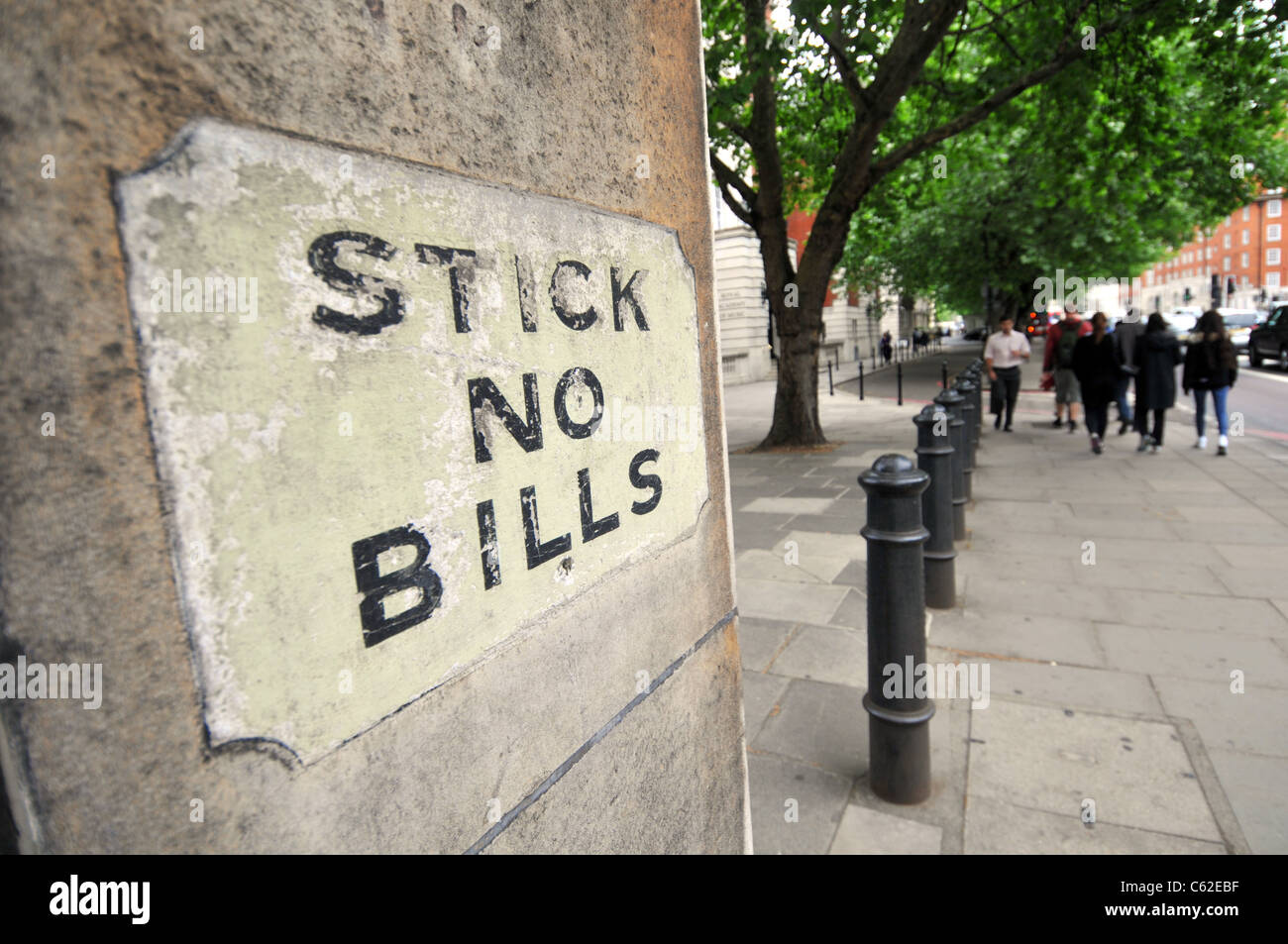Kleben Sie keine Rechnungen Zeichen, London, England, UK Stockfoto