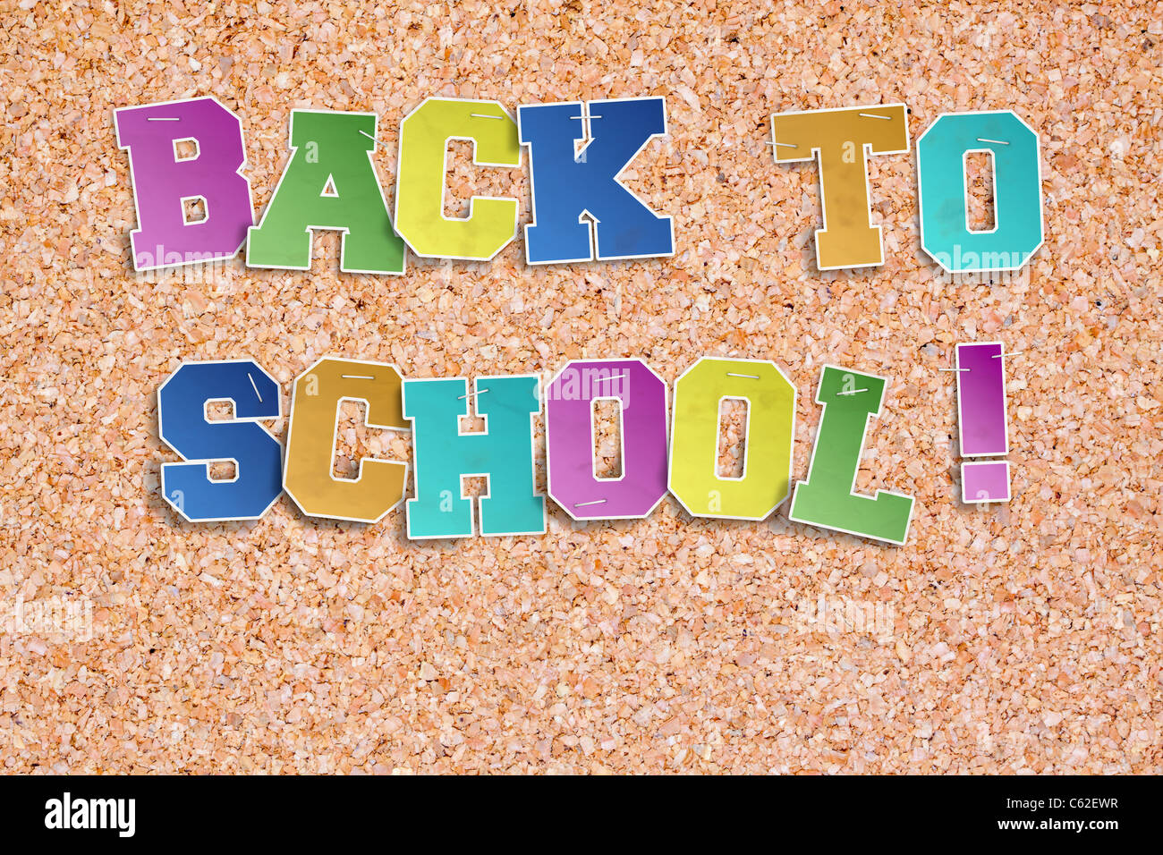 Pinnwand mit bunten Buchstaben mit einem "Back to School"-Text. Stockfoto
