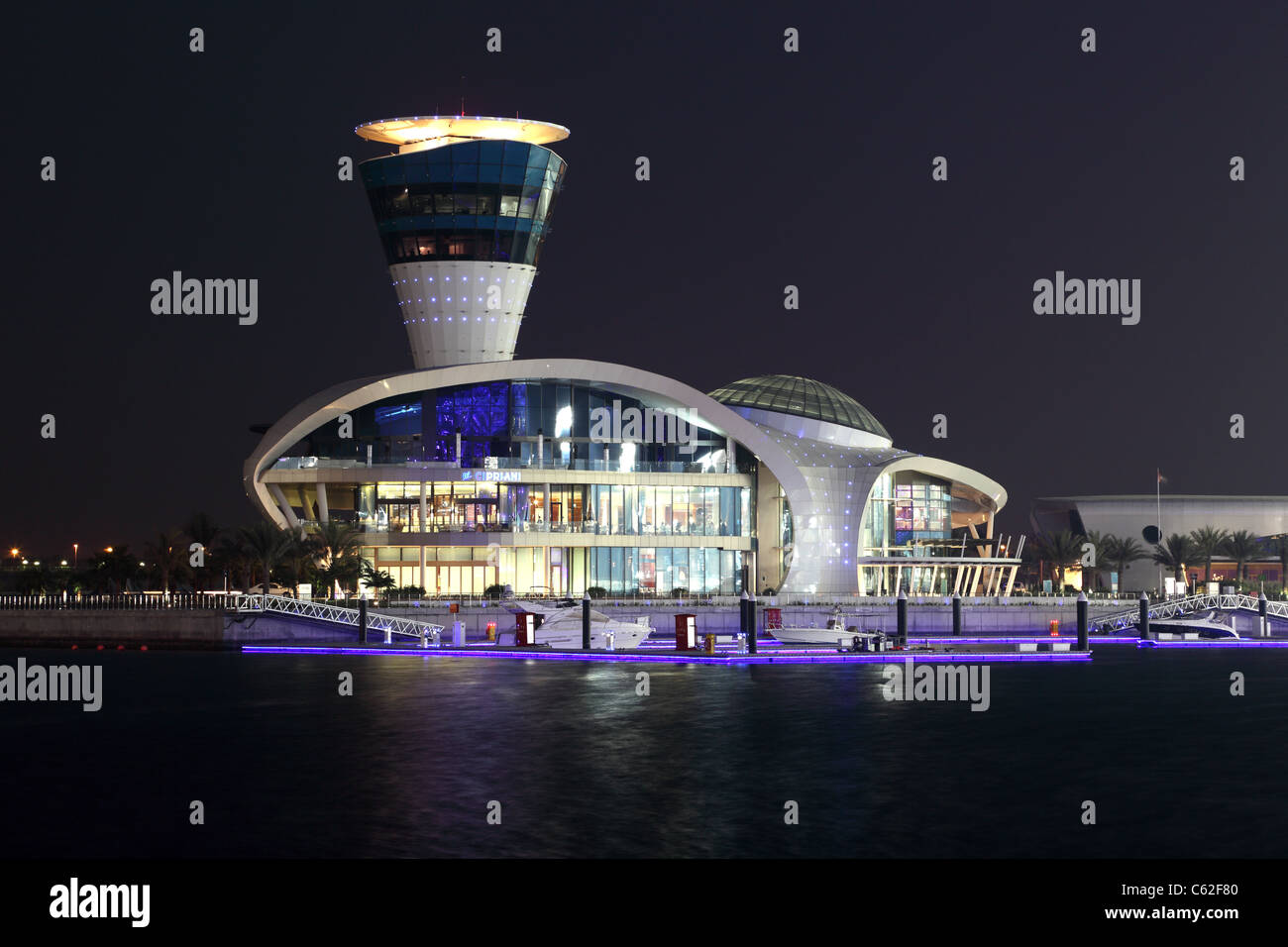 Yas Marina beleuchtet in der Nacht, Abu Dhabi Vereinigte Arabische Emirate. Stockfoto