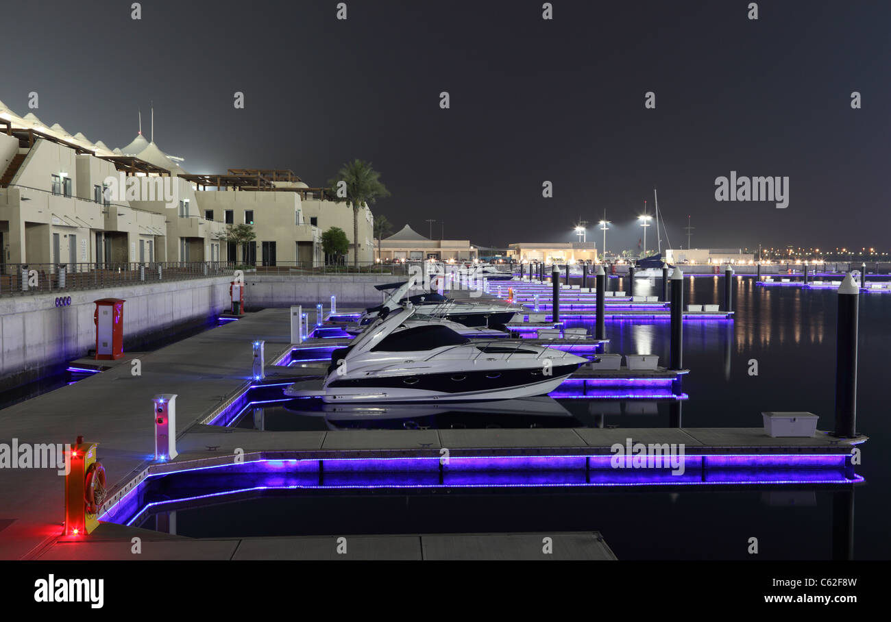 Yas Marina beleuchtet in der Nacht, Abu Dhabi Vereinigte Arabische Emirate Stockfoto