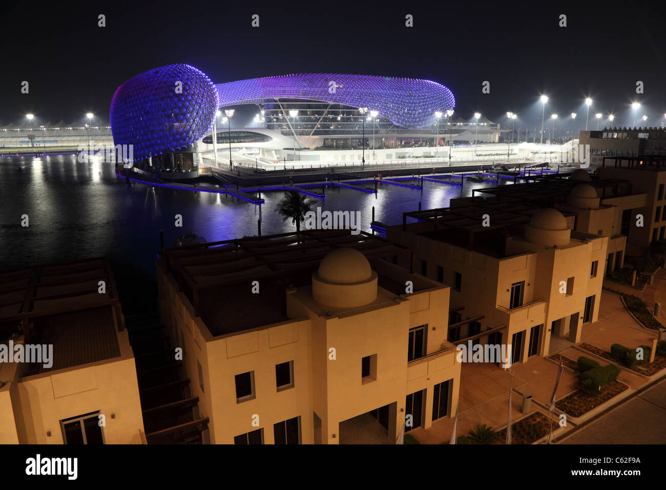 Yas Marina Hotel beleuchtet in der Nacht, Abu Dhabi Vereinigte Arabische Emirate Stockfoto